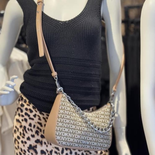 شنطة جينا من DKNY كتف لوقو جملي
