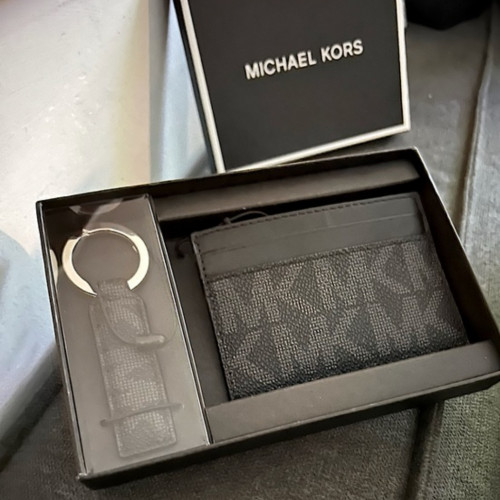 بوكس هدية رجالية من مايكل كورس حامل بطاقات ميدالية...