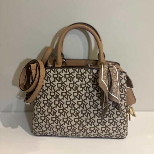 شنطه دكني كلاسيك بأطراف بيج