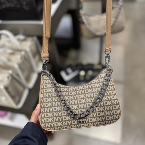 شنطة جينا من DKNY كتف لوقو جملي