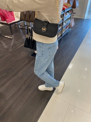 شنطه مايكل كورس كتف باللون الاسود شحن دولي