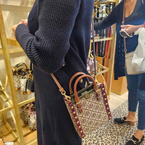 حقيبة صغيرة توري بروش T مونوغرام جاكار مرصعة