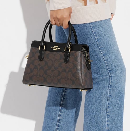 شنطة كوتش لوقو كلاسيك 2023