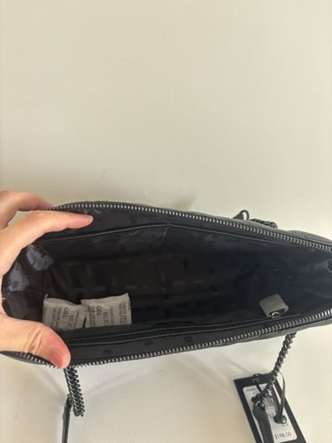 حقيبه DKNY اسود كتف مات