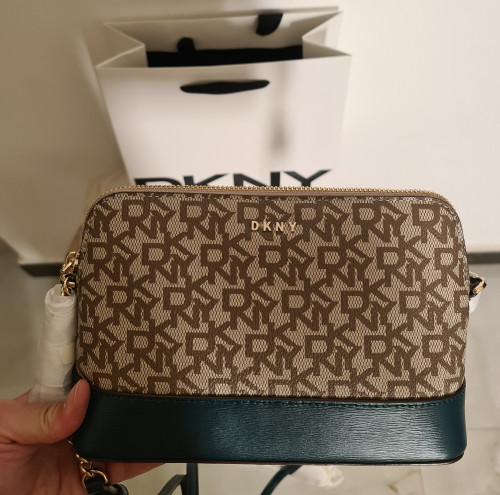 شنطة دكني DKNY لوقو اسود