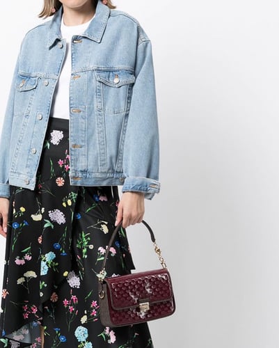 حقيبة كتف برادشو من الجلد اللامع منقوش بشعار صغير