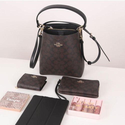 حقيبة "تاون باكت TOWN BUCKET" بحجم صغير و بنقشة ما...