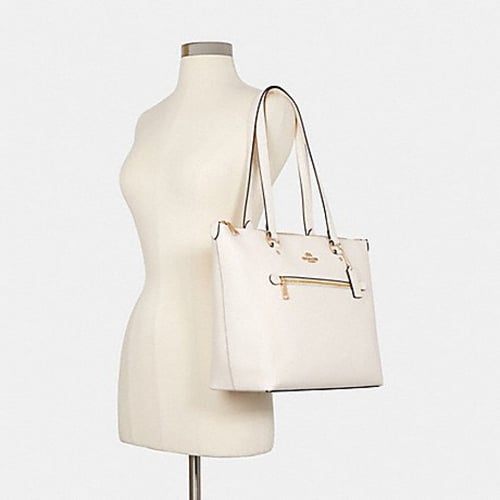 كوتش شنطة كتف ابيض