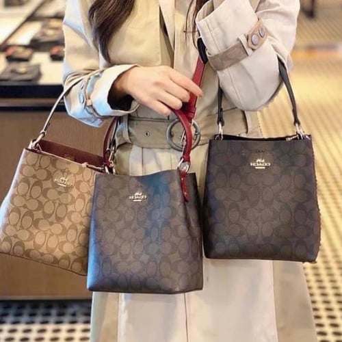 حقيبة "تاون باكت TOWN BUCKET" بحجم صغير و بنقشة ما...