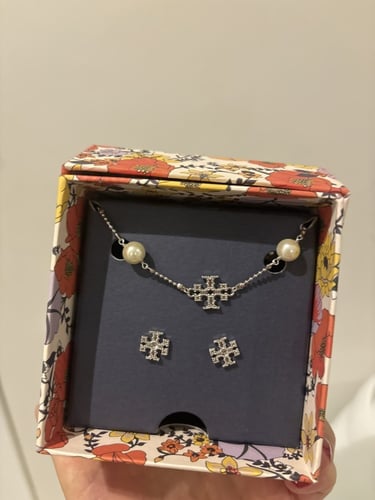 بوكس هدايا المواسم من توري بورش سوارة وحلق فضي