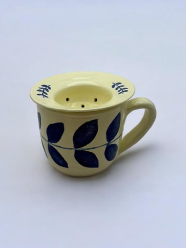 كوب شاي بنقوش زرقاء