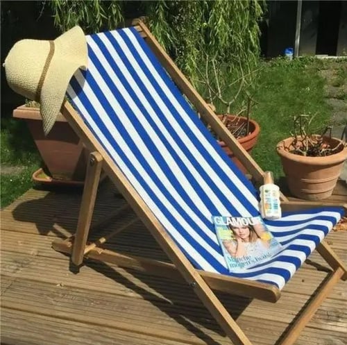 كرسي ومظله للشاطئ