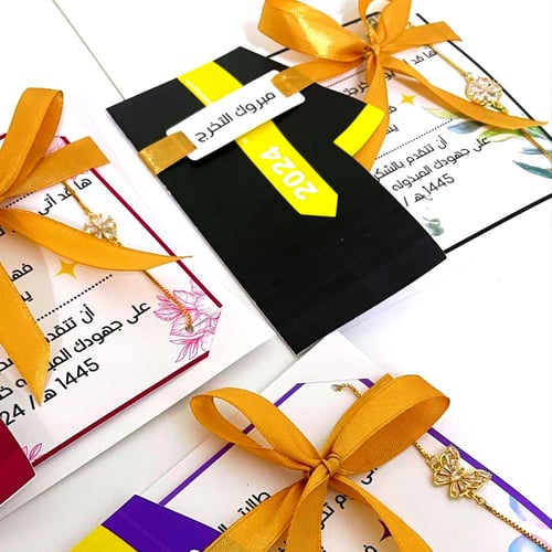 شهادة تخرج لون اسود مع اسوارة زركون