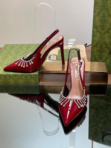 كعب نسائي فاخر Gucci بجلد لامع عنابي