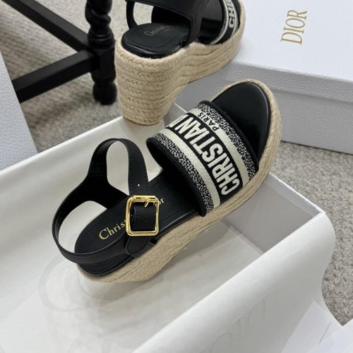 صندل من ديور قماش الرافيا الق طني المطرز