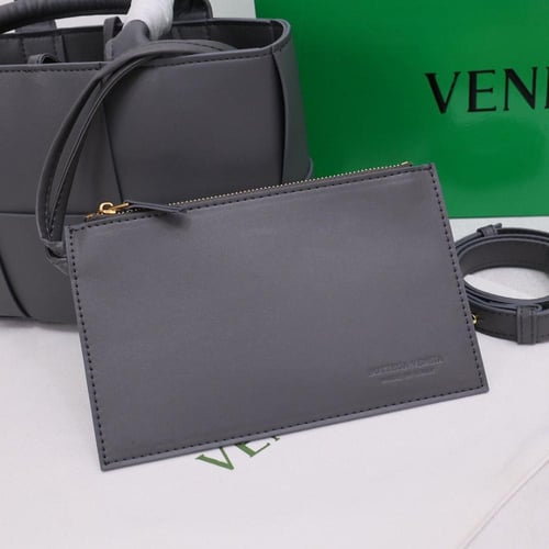 بوتيغا فينيتا أركو الصغيرة من الجلد المنسوج