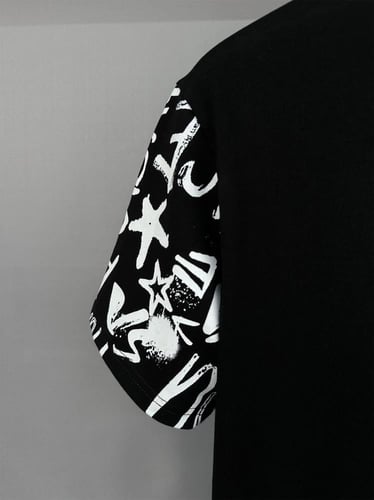 تيشيرت فيرساتشي جينز كوتور بطبعة فنية