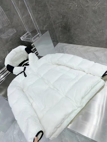 جاكيت بغطاء رأس وحافة مطبوعة