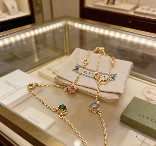 عقد غوتشي المتشابك مع الأحجار الكريمة