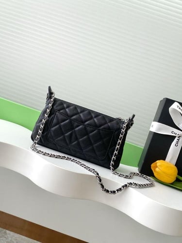 شنطة كتف شانيل بسلسلة وتأثير مبطن