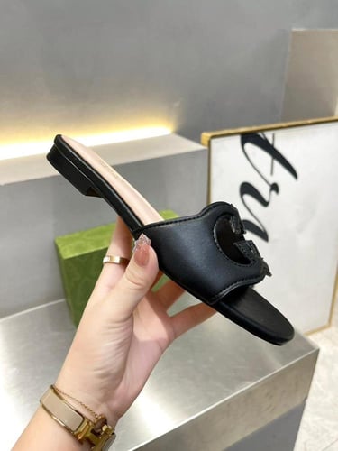 صندل جلد نسائي بشعار G المتشابك من Gucci