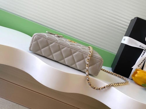 حقيبة شانيل 19 سم أيقونة فخامة