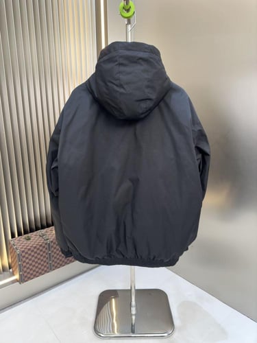 جاكيت اسود إيطالي فاخر من بالنسياغا