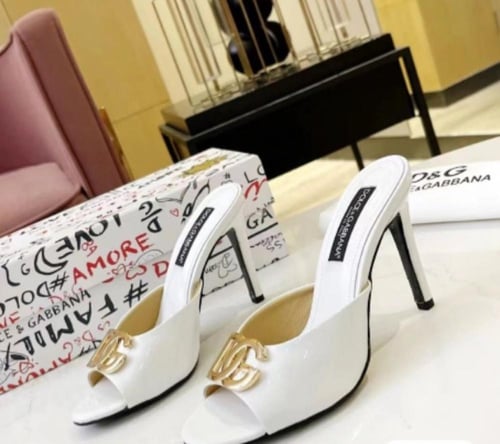 حذاء DG مفتوح من الأمام من الجلد اللامع