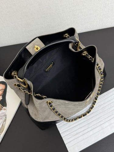 شنطه شانيل جلد مبطن باللونين الرصاصي والأسود