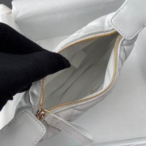 شنطة شانيل تشين آراوند ميني باوتش - بيضاء