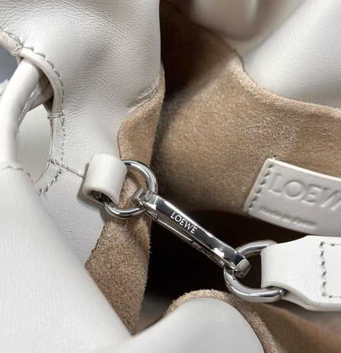 كلاتش فلامنكو ميني مستوحى من جلد عجل نابا