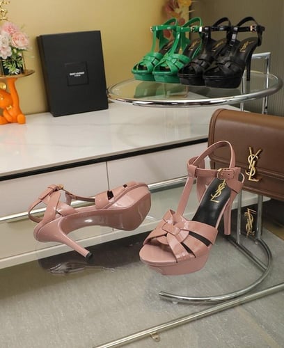 كعب نسائي بكعب عالٍ من سان لوران