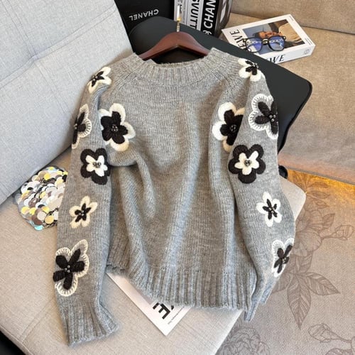كنزة من الصوف المطرز بالزهور من شانيل