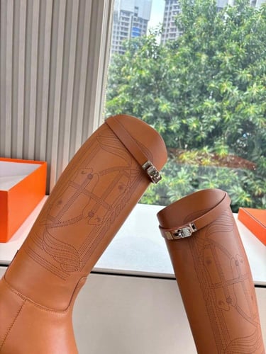 بوت جلدي فاخر بلمسة فخامة خالدة من هيرميس