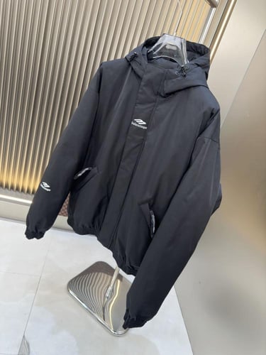 جاكيت اسود إيطالي فاخر من بالنسياغا