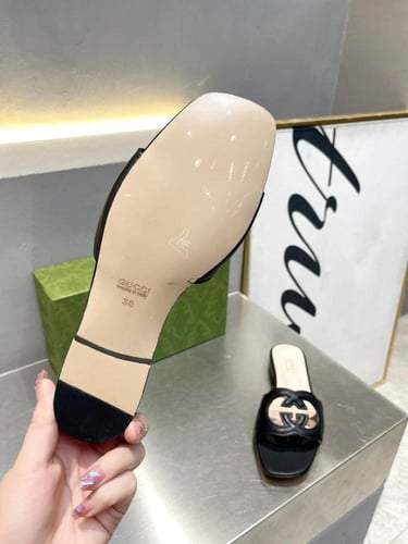 صندل جلد نسائي بشعار G المتشابك من Gucci