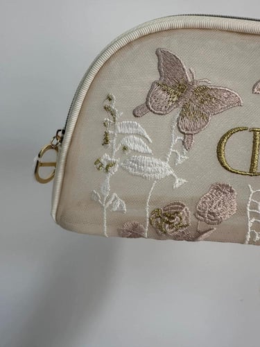 شنطة ميك أب من ديور بنقشة وورود