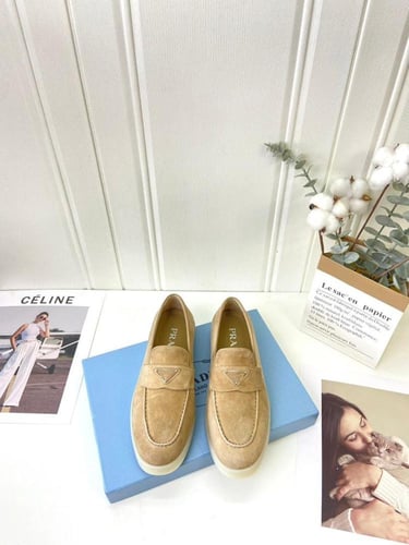 حذاء لوفر برادا من الجلد الفاخر المخمل