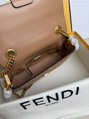 شنطة فيندي باغيت بقلاب بطبعة FF بني مع ذهبي