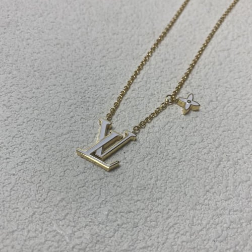 قلادة لويس فيتيون الأيقونية بمينا ولمسة ذهبية