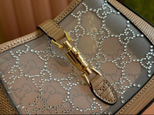 حقيبة قوتشي شفافة بتفاصيل ذهبية