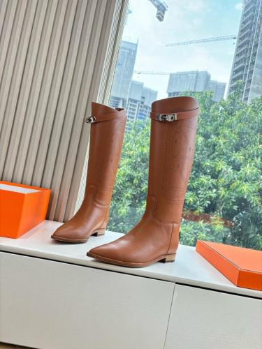 بوت جلدي فاخر بلمسة فخامة خالدة من هيرميس