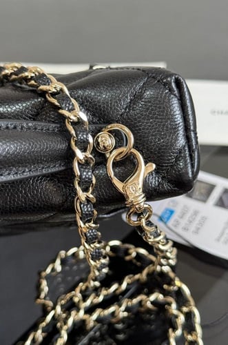 شنطة شانيل اسود بتصميم كلاسيكي فاخر