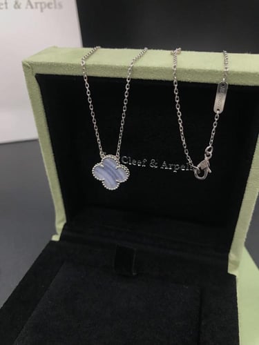 عقد ماجيك ألامبرويل بقطعة زخرفية