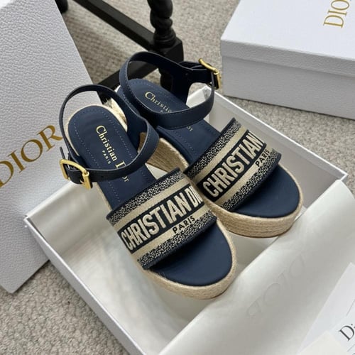 صندل من ديور قماش الرافيا الق طني المطرز