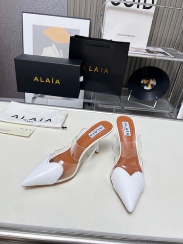 كعب عالي Alaïa بتصميم القلب
