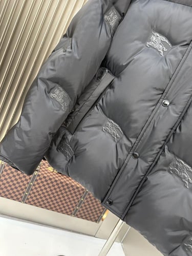 جاكيت بربري المنتفخ الأسود Puffer Jacket