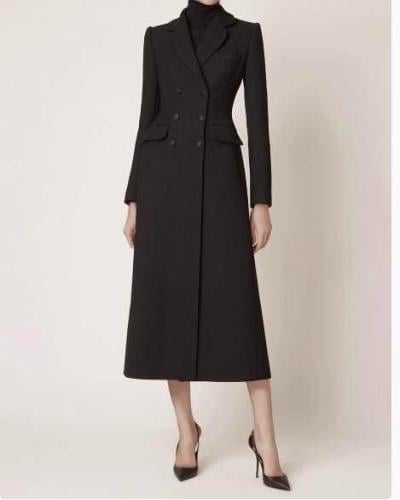 معطف من الصوف البكر بقصة ضيقة عند الخصر من دولتشي...