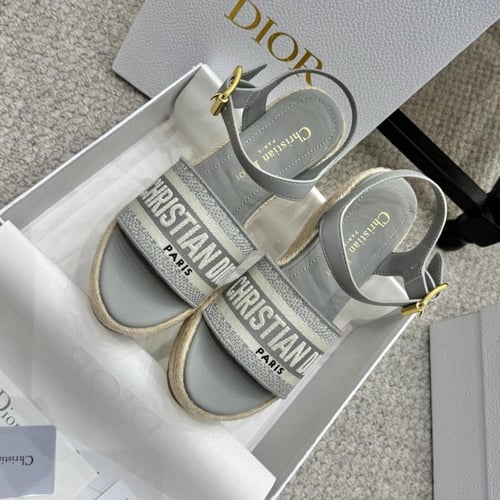 صندل من ديور قماش الرافيا الق طني المطرز