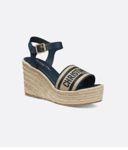 صندل من ديور قماش الرافيا الق طني المطرز